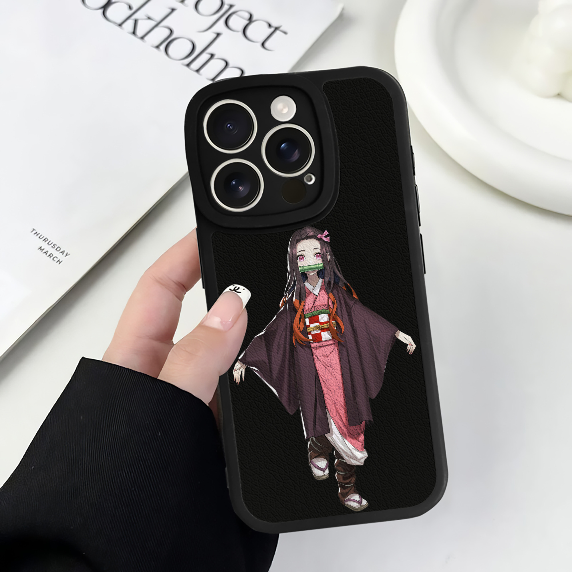 （画像用） 鬼滅の刃（きめつのやいば）竈門 禰󠄀豆子／かまど ねずこ Kamado Nezuko 【iPhone 16シリーズ対応】シリコンスマホケース（レザー調） 材質：シリコン